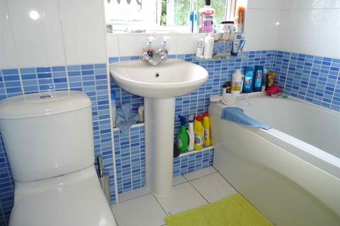 3 bedroom detached house to rent, Stace Way, Crawley RH10