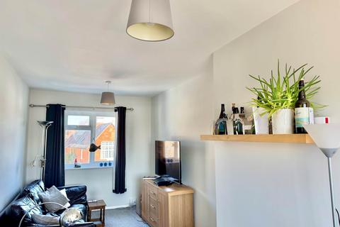 2 bedroom maisonette to rent, High Street, Chalgrove