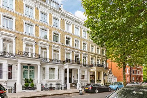 Studio to rent, Trebovir Road, Earls Court, London