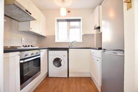 2 bedroom flat to rent, Okehampton Close, London, N12