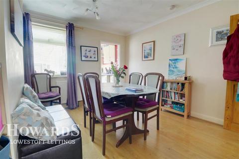 3 bedroom terraced house to rent, Cambridge Road, Lowestoft