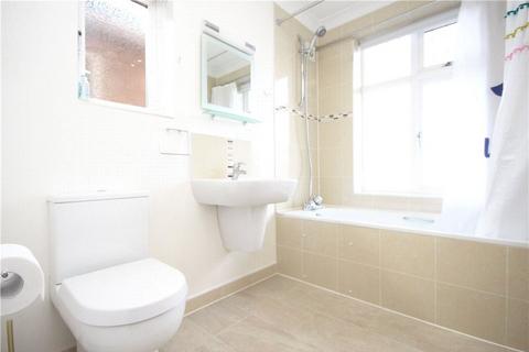 1 bedroom in a house share to rent - Taunton Avenue, Hounslow, TW3