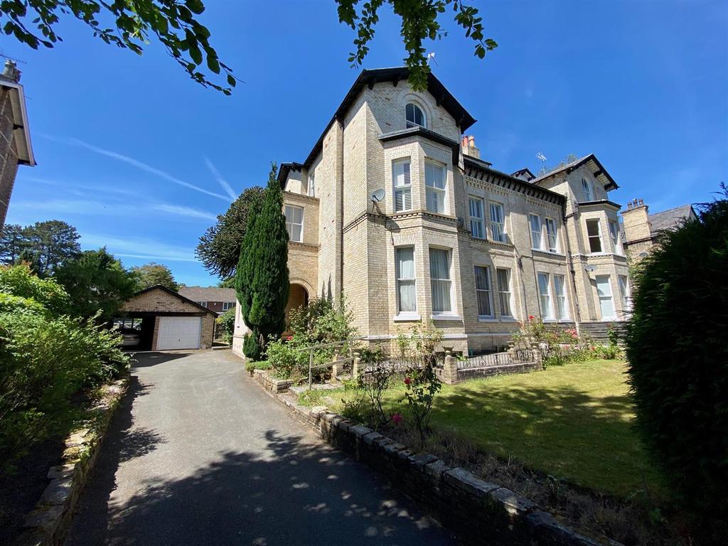 Carradale, Bowdon, WA14 2JD 2 bed apartment £1,000 pcm (£231 pw)