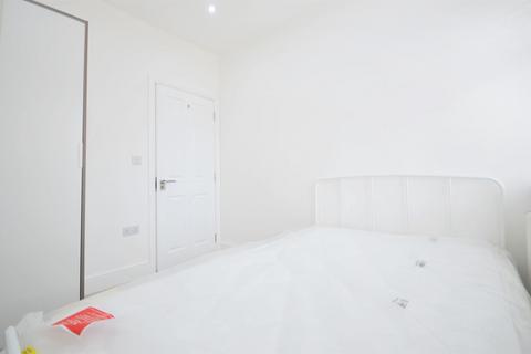 1 bedroom in a house share to rent, Friary Road, East Acton, W3