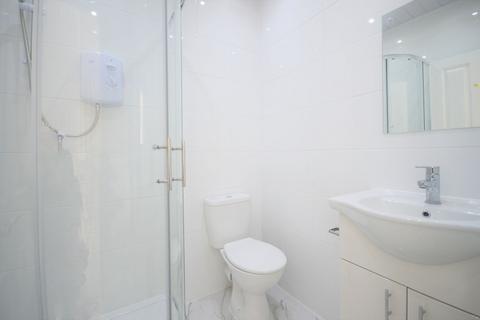 1 bedroom in a house share to rent, Friary Road, East Acton, W3