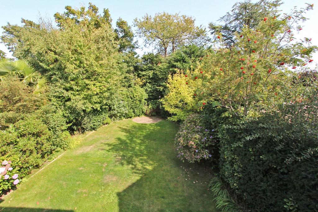 Oakenbrow, Sway, Lymington, Hampshire, SO41 4 bed detached house £565,000