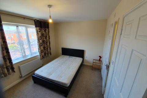 2 bedroom terraced house to rent, Bushmoor Walk, Manchester, M13