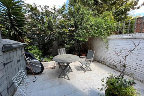 1 bedroom in a house share to rent, LATIMER ROAD , NORTH KENSINGTON, LONDON W10