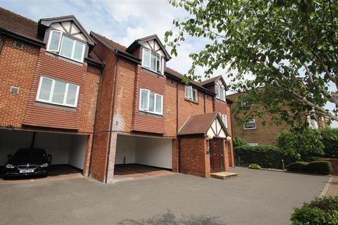 Studio to rent, Thackeray Lodge, Hatton Road, Bedfont