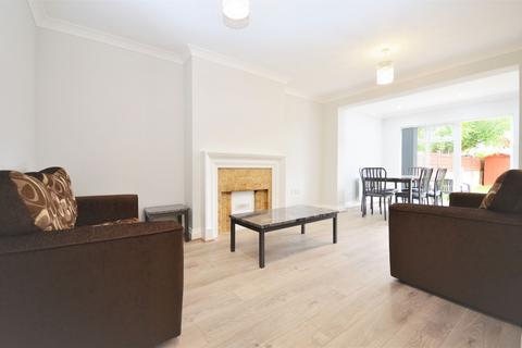 3 bedroom flat to rent, Cecil Road, Acton, W3 0DA