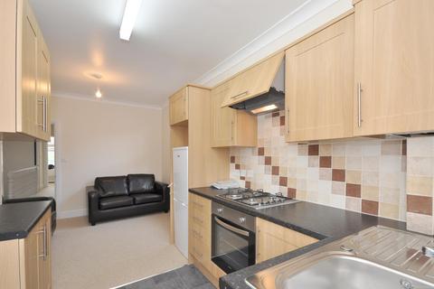 3 bedroom flat to rent, Mellison Road, Tooting Broadway