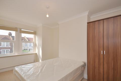 3 bedroom flat to rent, Mellison Road, Tooting Broadway