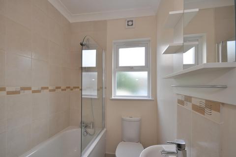 3 bedroom flat to rent, Mellison Road, Tooting Broadway