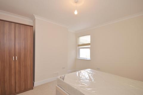 3 bedroom flat to rent, Mellison Road, Tooting Broadway