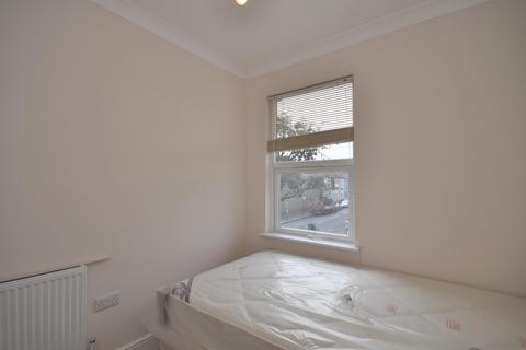 3 bedroom flat to rent, Mellison Road, Tooting Broadway