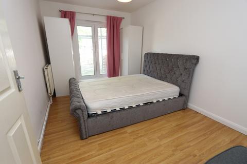 3 bedroom flat to rent, Aytoun Road, Sw9