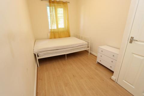 3 bedroom flat to rent, Aytoun Road, Sw9