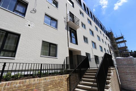 3 bedroom flat to rent, Aytoun Road, Sw9