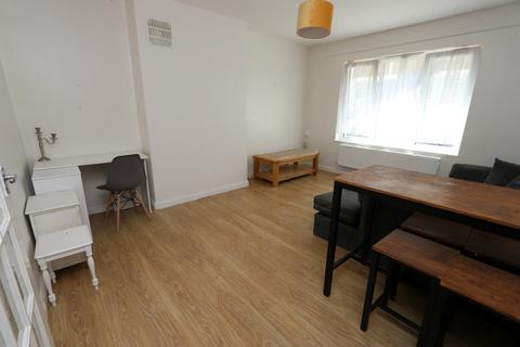 3 bedroom flat to rent, Aytoun Road, Sw9