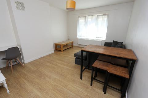 3 bedroom flat to rent, Aytoun Road, Sw9