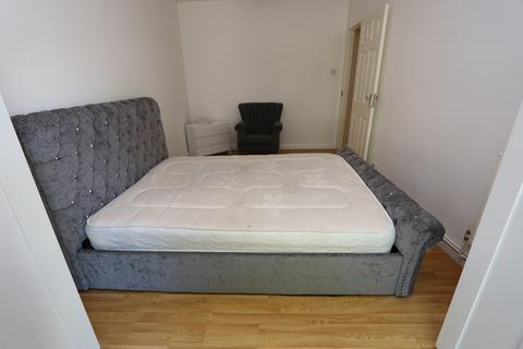 3 bedroom flat to rent, Aytoun Road, Sw9