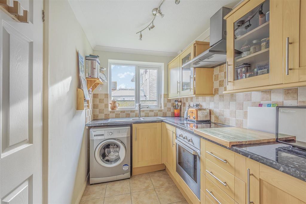 St. Crispians, Seaford 2 bed semidetached house £250,000