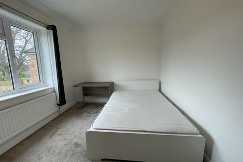 3 bedroom detached house to rent, Mayfield Drive, Reading, RG4