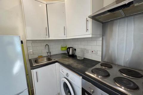 Studio to rent, Uxbridge Road, Shepherd's Bush, W12