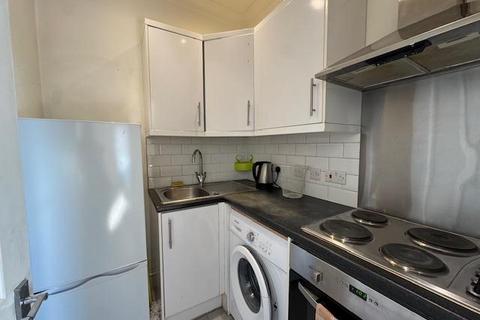 Studio to rent, Uxbridge Road, Shepherd's Bush, W12