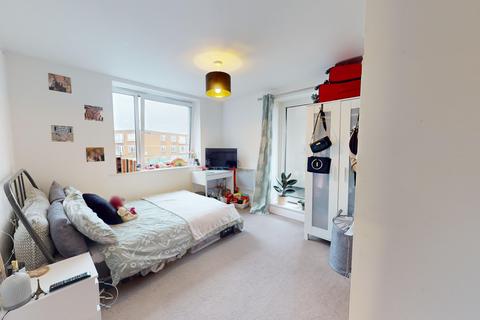 3 bedroom flat to rent, Kingscote Way