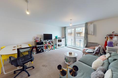 3 bedroom flat to rent, Kingscote Way