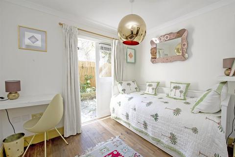2 bedroom flat to rent, St Charles Square, London, W10