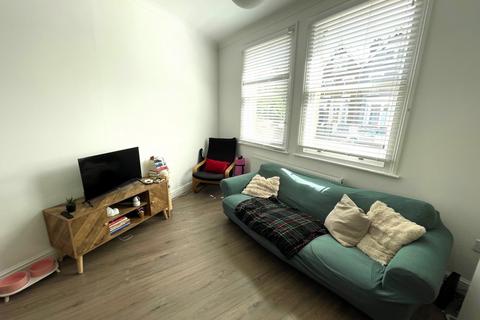 3 bedroom flat to rent, Beatrice Road, Finsbury Park, N4