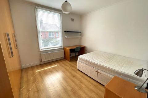 3 bedroom flat to rent, Beatrice Road, Finsbury Park, N4