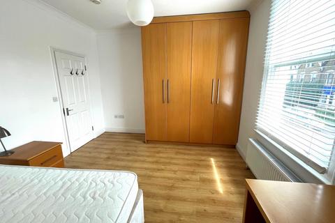 3 bedroom flat to rent, Beatrice Road, Finsbury Park, N4