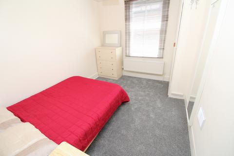 2 bedroom flat to rent, Limburg Road, London, SW11