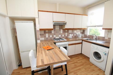 2 bedroom flat to rent, Limburg Road, London, SW11