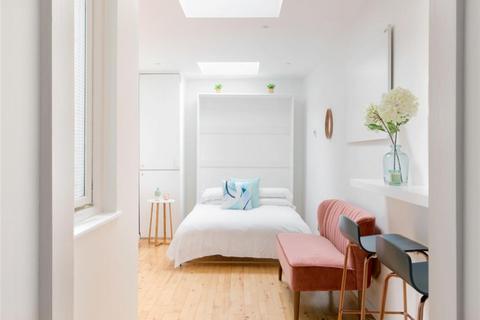 Studio to rent, Campden Street, London, W8