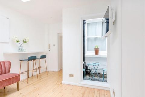 Studio to rent, Campden Street, London, W8