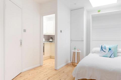 Studio to rent, Campden Street, London, W8