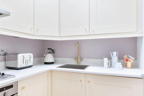 Studio to rent, Campden Street, London, W8
