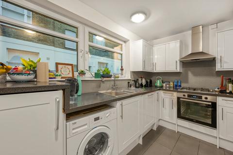 2 bedroom flat to rent, Chester Close South, London