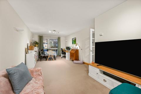 2 bedroom flat to rent, Chester Close South, London