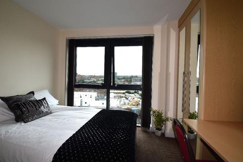 3 bedroom apartment to rent, Apt 8 Devonshire Point