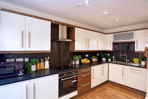 4 bedroom apartment to rent, Apt 9 Devonshire Point