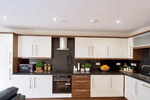 4 bedroom apartment to rent, Apt 17 Devonshire Point