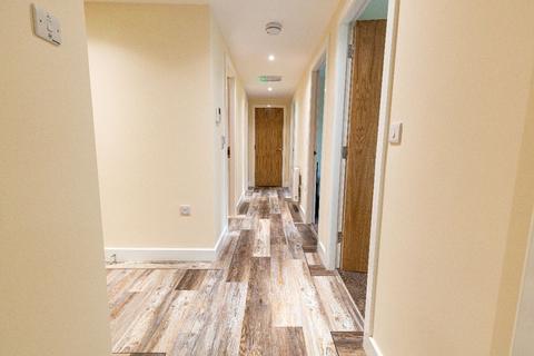 3 bedroom apartment to rent, 16 Ecco