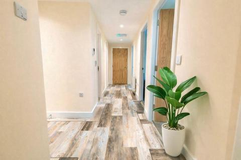 3 bedroom apartment to rent, 16 Ecco
