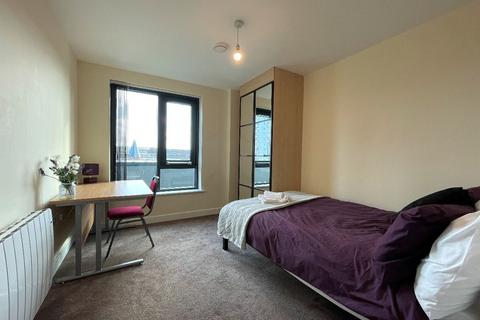 3 bedroom apartment to rent, 24 Ecco