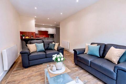3 bedroom apartment to rent, 24 Ecco